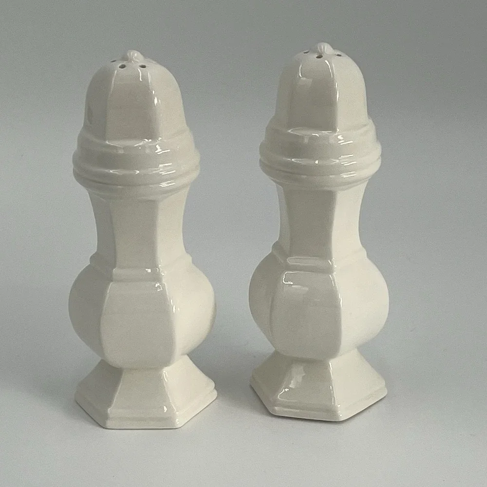 White elegant‎ salt and pepper 5